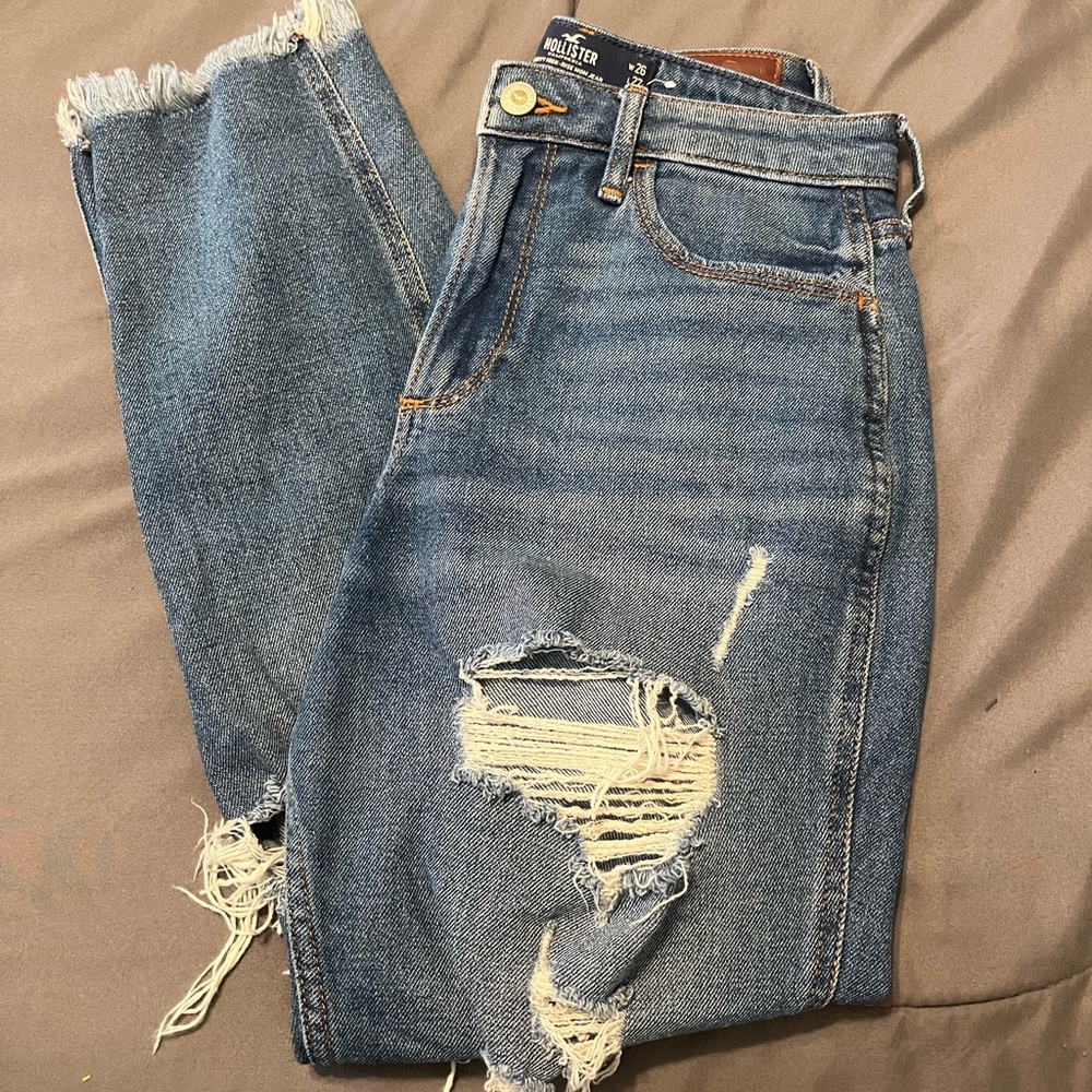 hollister curvy high-rise mom jean blue ripped
